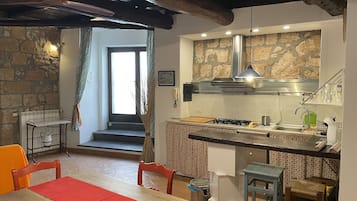Comfort Studio, 1 Bedroom, Non Smoking, Kitchen | Iron/ironing board, free WiFi, bed sheets