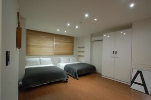 S-Family Room | 浴室 | 淋浴设施、免费洗浴用品、毛巾