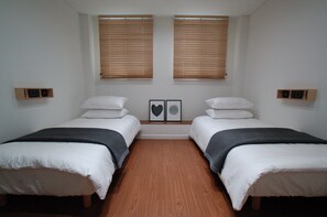 S-Twin Room | Sängtillbehör av högsta kvalitet och värdeförvaringsskåp på rummet