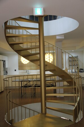 朝食 (コンチネンタル ブレックファスト)、毎日提供 (無料)