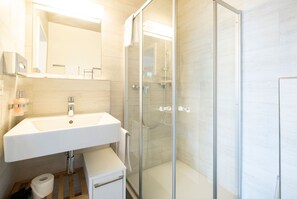 Ducha, artículos de tocador ecológicos, secador de pelo, toallas