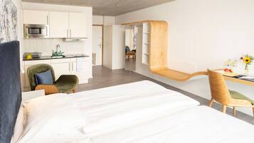 Departamento, cocineta | Ropa de cama hipoalergénica y escritorio