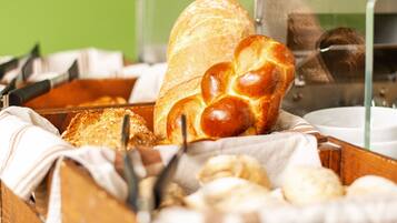 Sarapan prasmanan setiap hari (CHF 15 per orang)