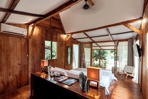 Kamar Double (Gladak) | Seprai premium, minibar, brankas, dan meja kerja