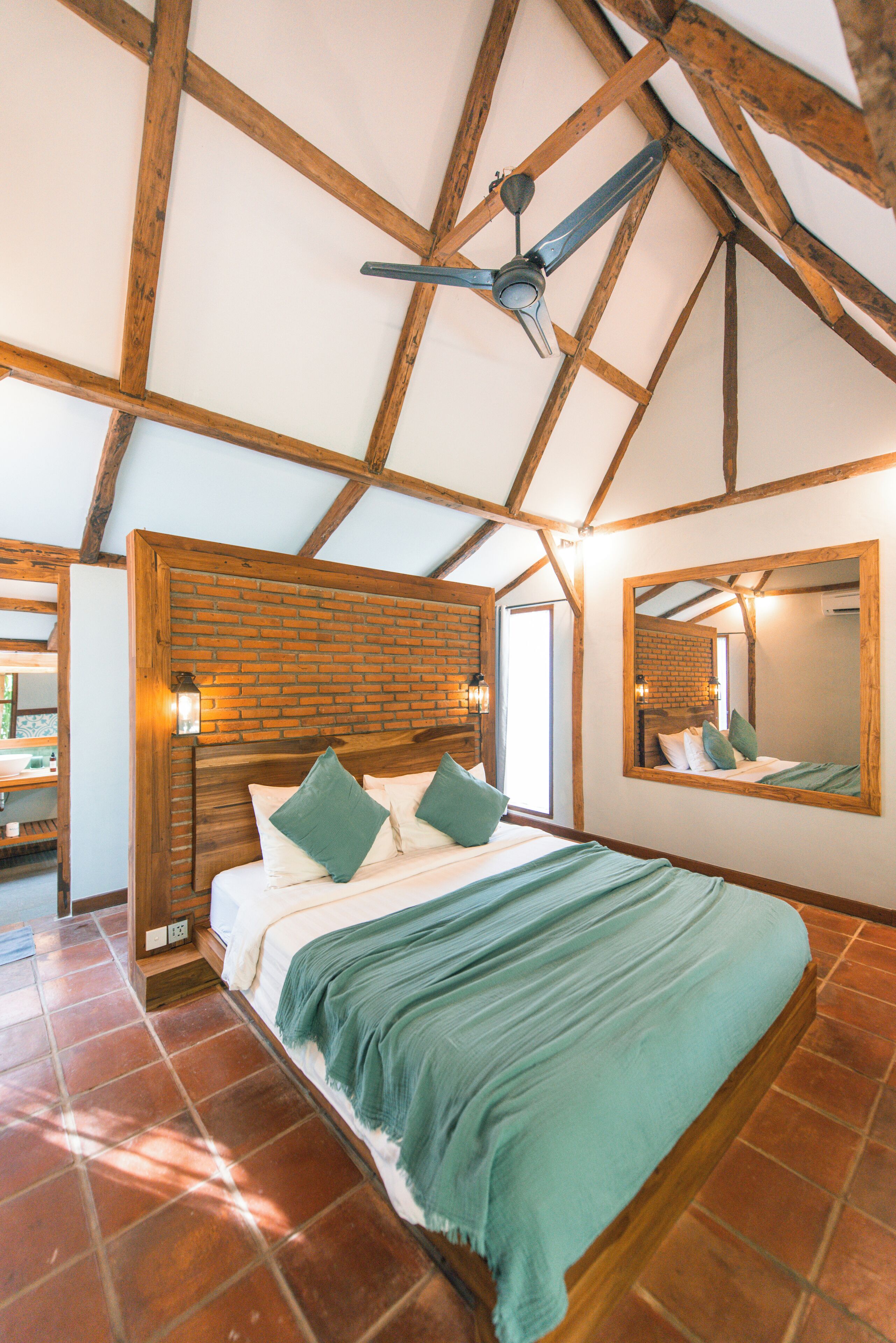 deluxe gladak | premium bedding, minibar, in-room safe, desk