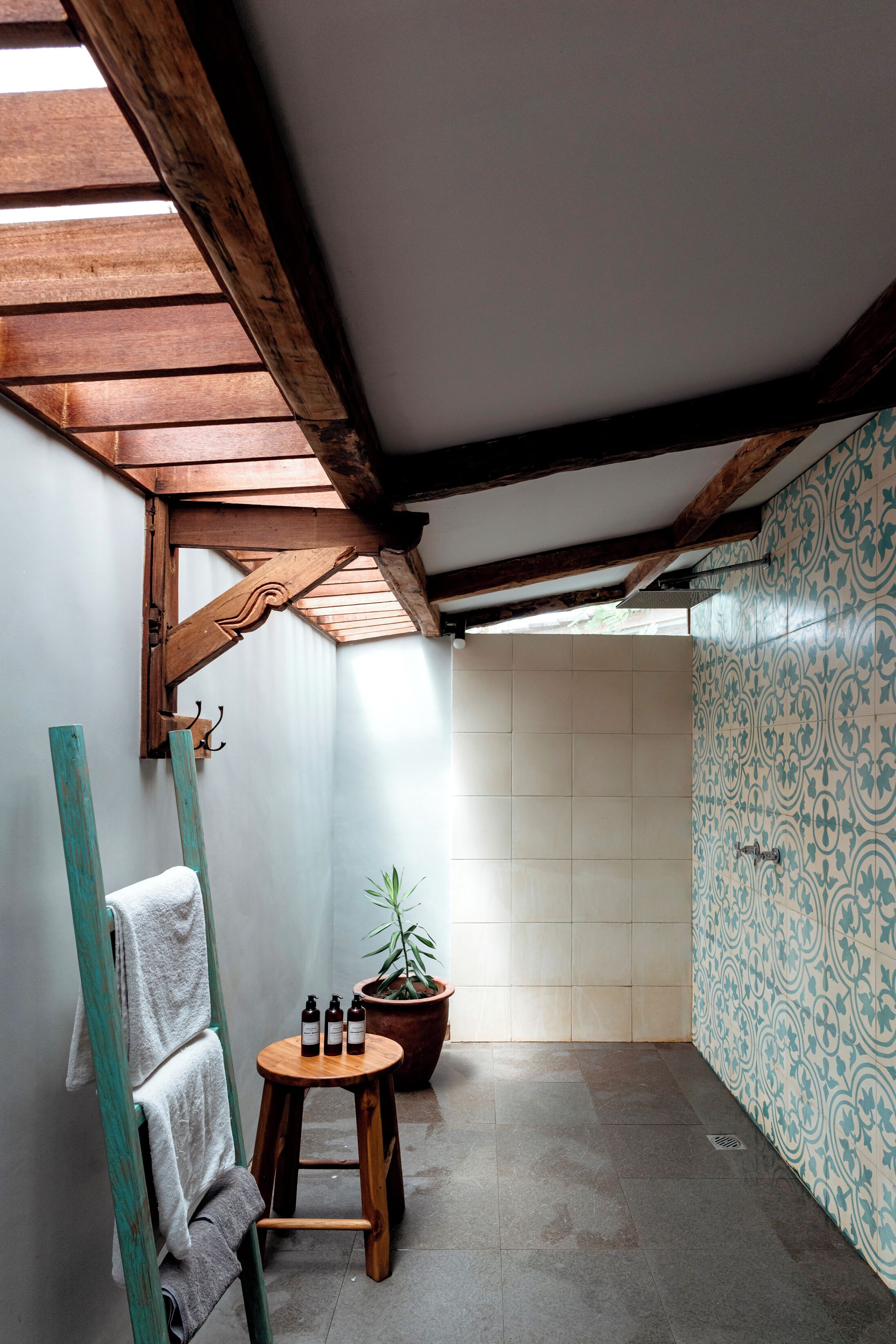 deluxe gladak | bathroom | shower, free toiletries, towels