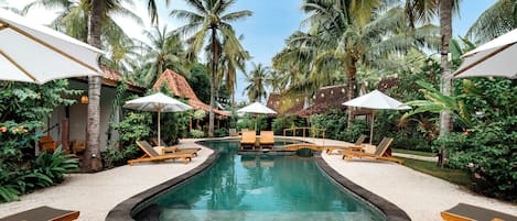 Piscina externa, guarda-sóis, espreguiçadeiras