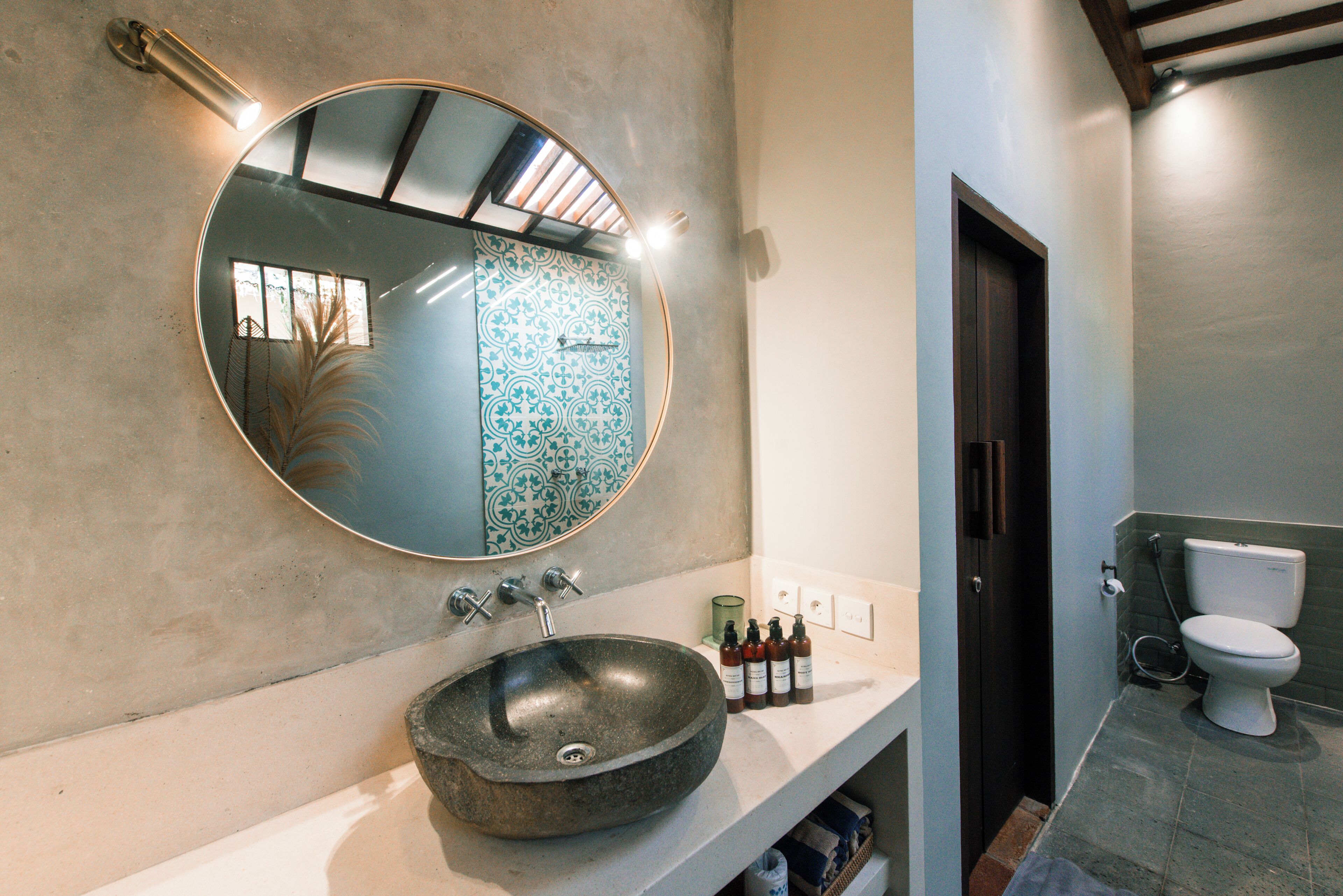 bungalow | bathroom | shower, free toiletries, towels