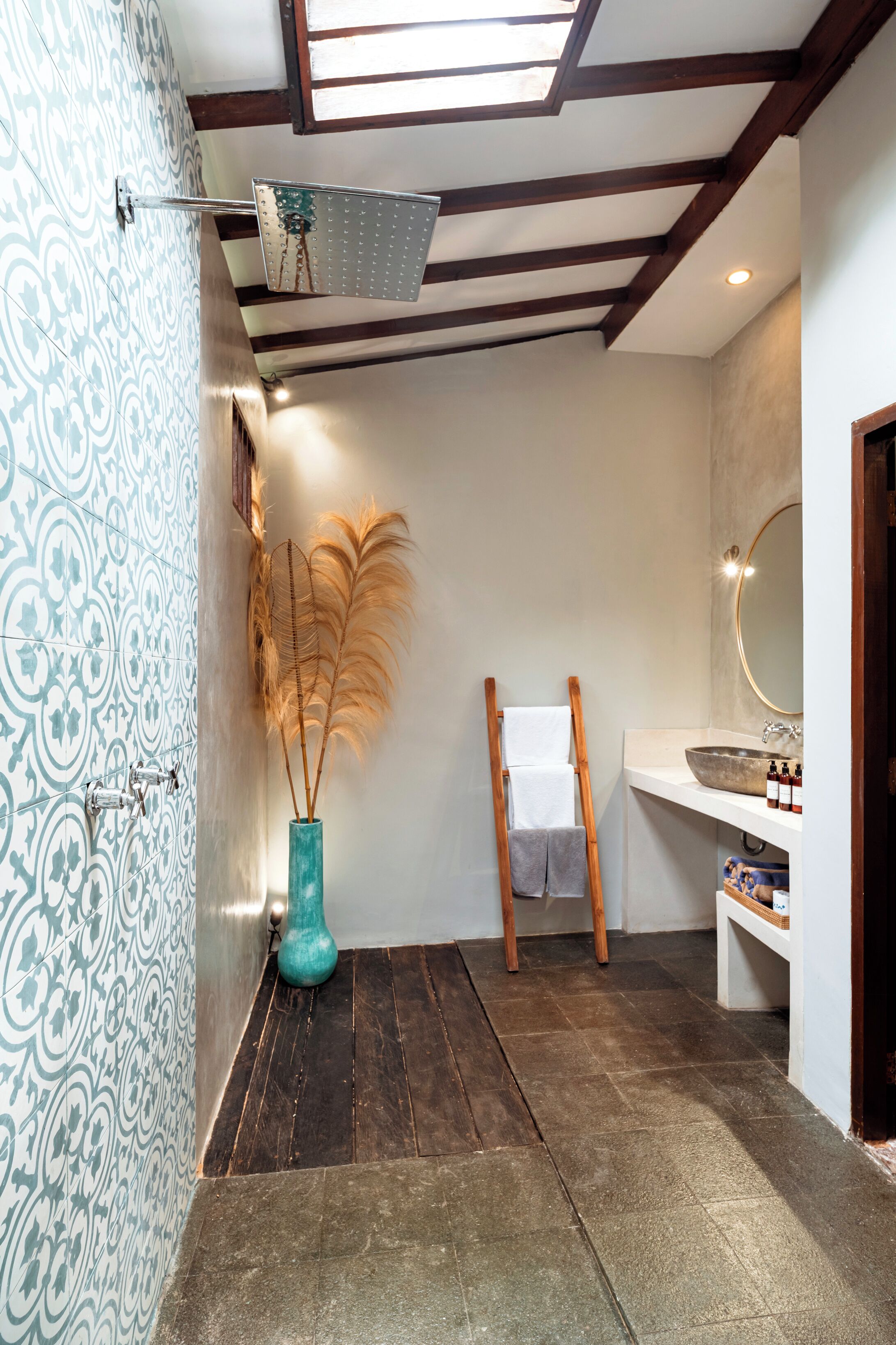 bungalow | bathroom | shower, free toiletries, towels