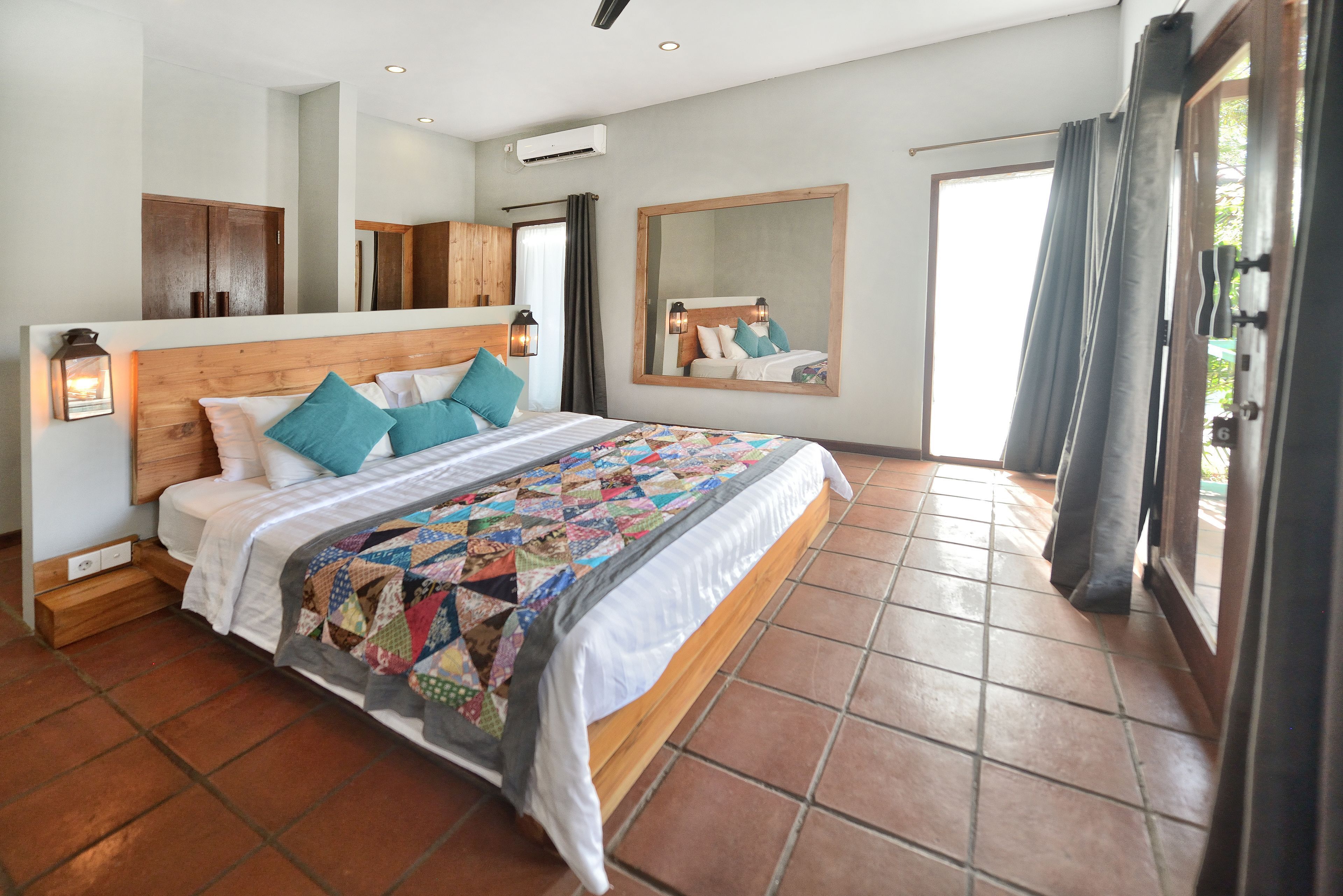 Ropa de cama de alta calidad y minibar 