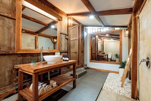 Chambre double (Gladak) | Salle de bain | Douche, articles de toilette (gratuits), serviettes fournies