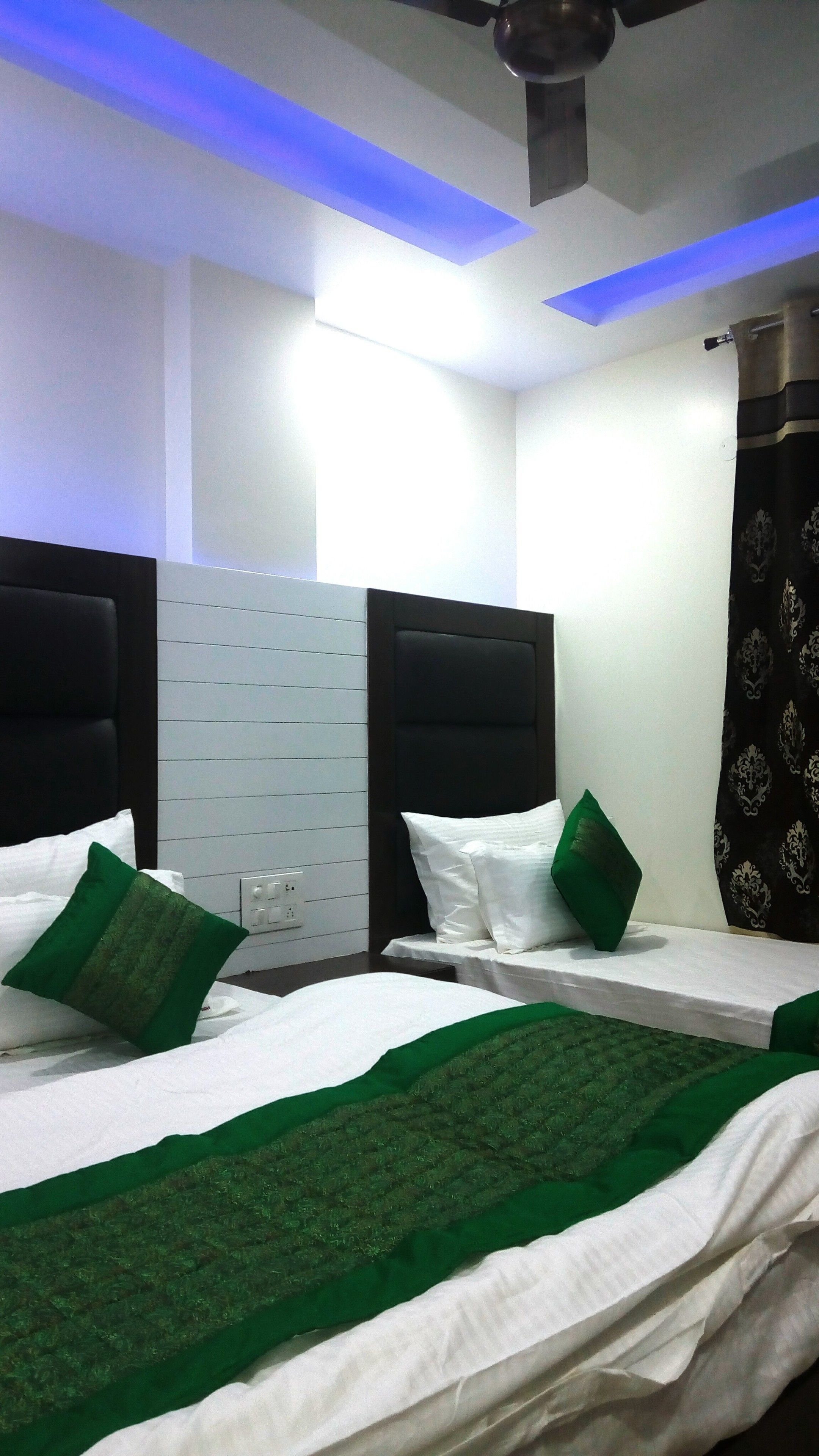 Deluxe-Dreibettzimmer, 1 Schlafzimmer | Schreibtisch, Verdunkelungsvorhänge, Zustellbetten, kostenloses WLAN