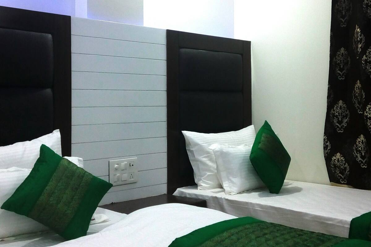 Deluxe-Dreibettzimmer, 1 Schlafzimmer | Schreibtisch, Verdunkelungsvorhänge, Zustellbetten, kostenloses WLAN