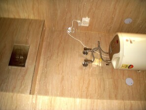 Deluxe-Doppelzimmer, 1 Doppelbett | Badezimmer | Dusche, kostenlose Toilettenartikel, Handtücher, Seife