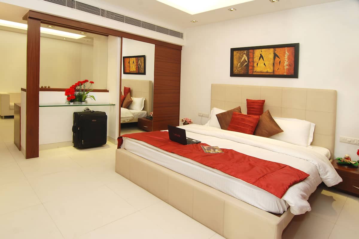 Suite | Living room | 32-inch flat-screen TV with cable channels, TV, fireplace