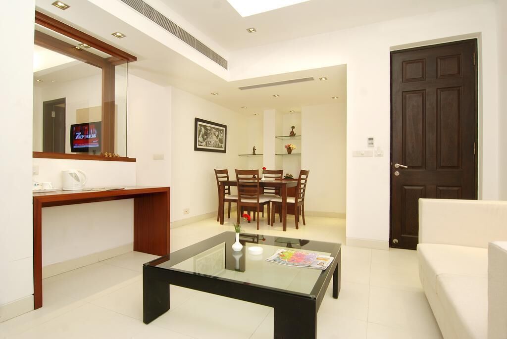 Suíte | Área de estar | TV de tela plana 32 polegadas com canais a cabo, TV, lareira