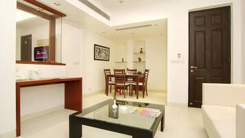 Suíte | Área de estar | TV de tela plana 32 polegadas com canais a cabo, TV, lareira