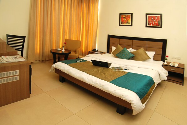 Deluxe-rum | Vardagsrum | 32-tums platt-tv med kabelkanaler, tv och eldstad