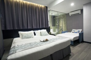Minibar, in-room safe, desk, blackout curtains - M1 Hotel North Point (Hong Kong)