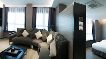 Executive-Suite, 1 King-Bett, eingeschränkter Meerblick | Minibar, Zimmersafe, Schreibtisch, Verdunkelungsvorhänge