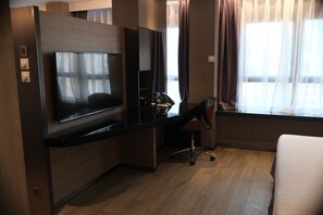 Minibar, in-room safe, desk, blackout curtains - M1 Hotel North Point (Hong Kong)