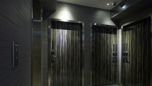 Un ascenseur moderne doté de portes métalliques et d’un intérieur en bois.