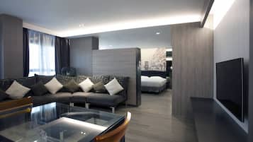Suite ejecutiva, 1 cama King size, vista parcial al mar | Minibar, caja de seguridad en la habitación y escritorio