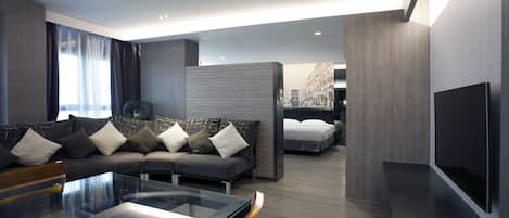 Suite Executive, 1 letto king, vista mare parziale | Minibar, una cassaforte in camera, una scrivania, tende oscuranti