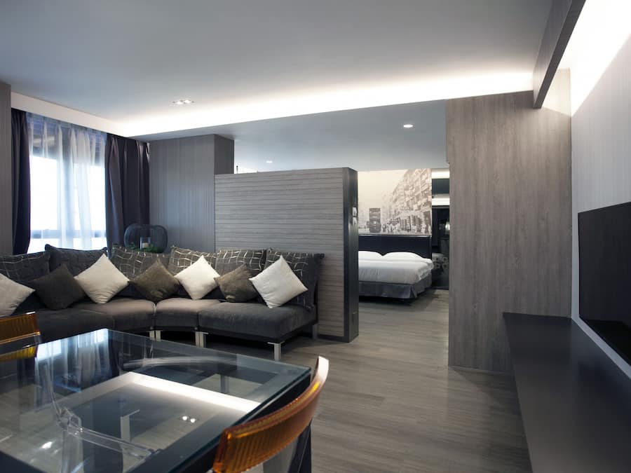 Executive suite, 1 kingsize bed, gedeeltelijk uitzicht op zee | Een minibar, een kluis op de kamer, een bureau, verduisterende gordijnen