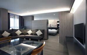 Executive King Suite with Partial Sea View | Minibar, in-room safe, desk, blackout drapes - M1 Hotel North Point (Hong Kong)