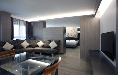 Executive King Suite with Partial Sea View | Minibar, in-room safe, desk, blackout drapes