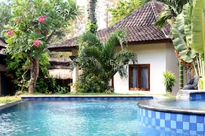 Una piscina al aire libre