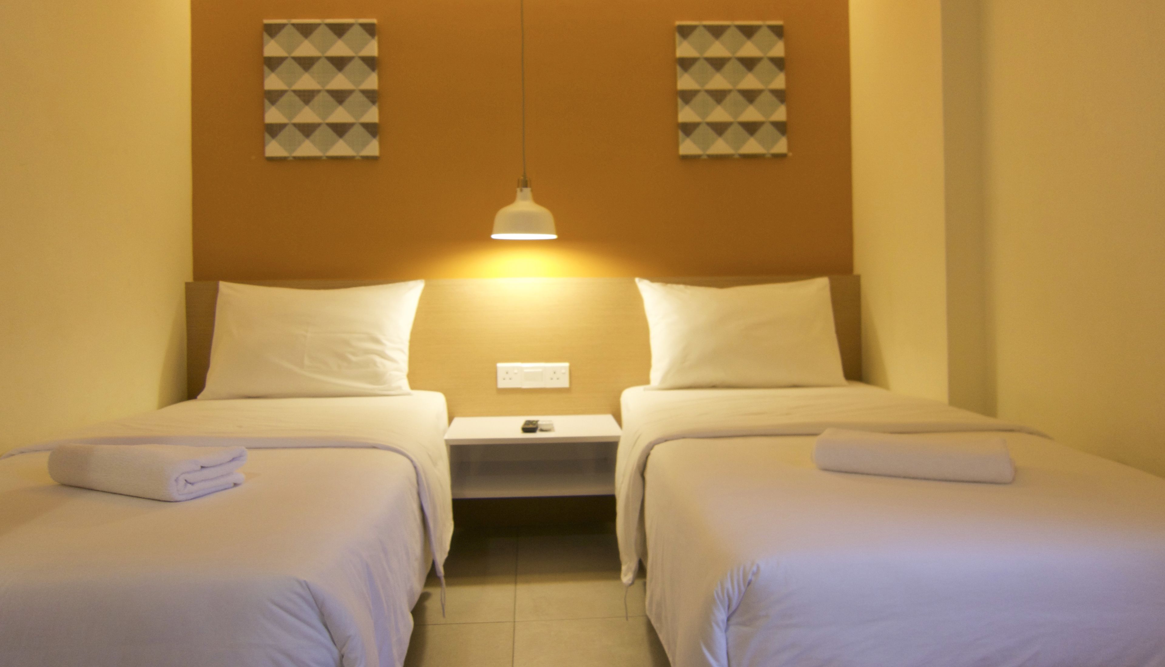standard twin room with windows | free wifi, bed sheets