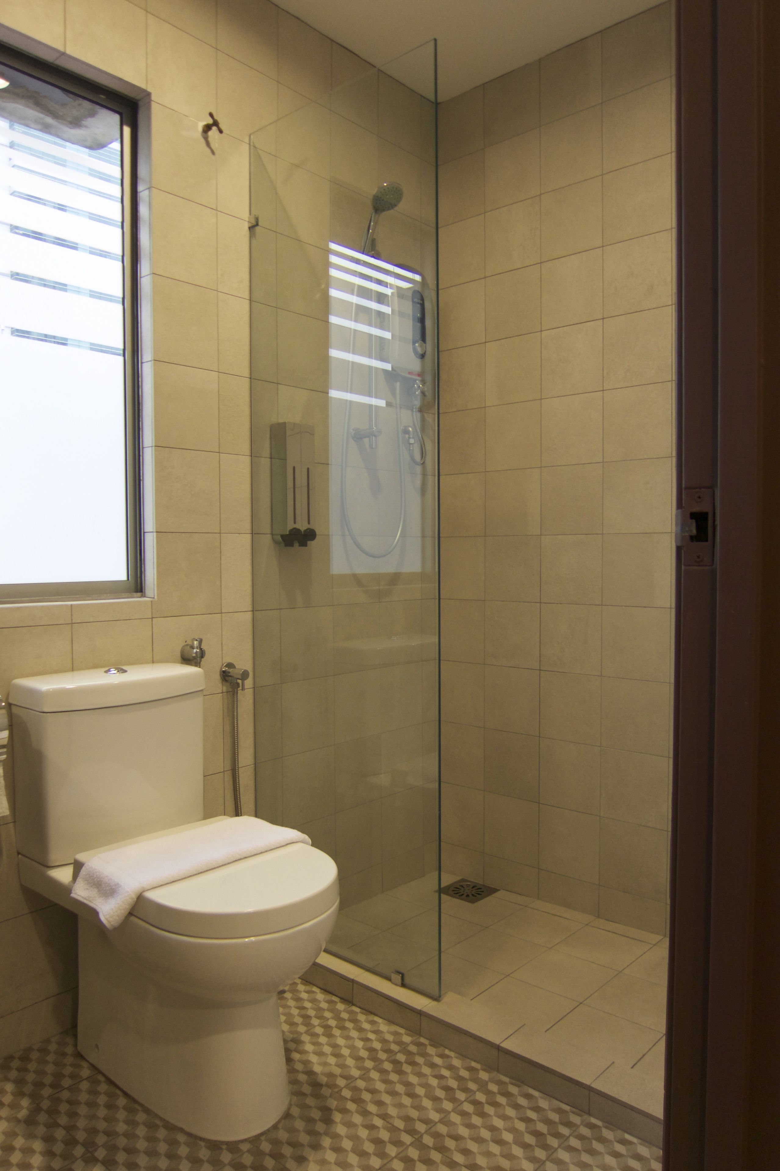 standard twin room with windows | bathroom | shower, hydromassage showerhead, bidet, towels