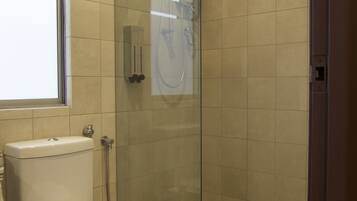 Standard Twin Room with Windows | Bathroom | Shower, hydromassage showerhead, bidet, towels