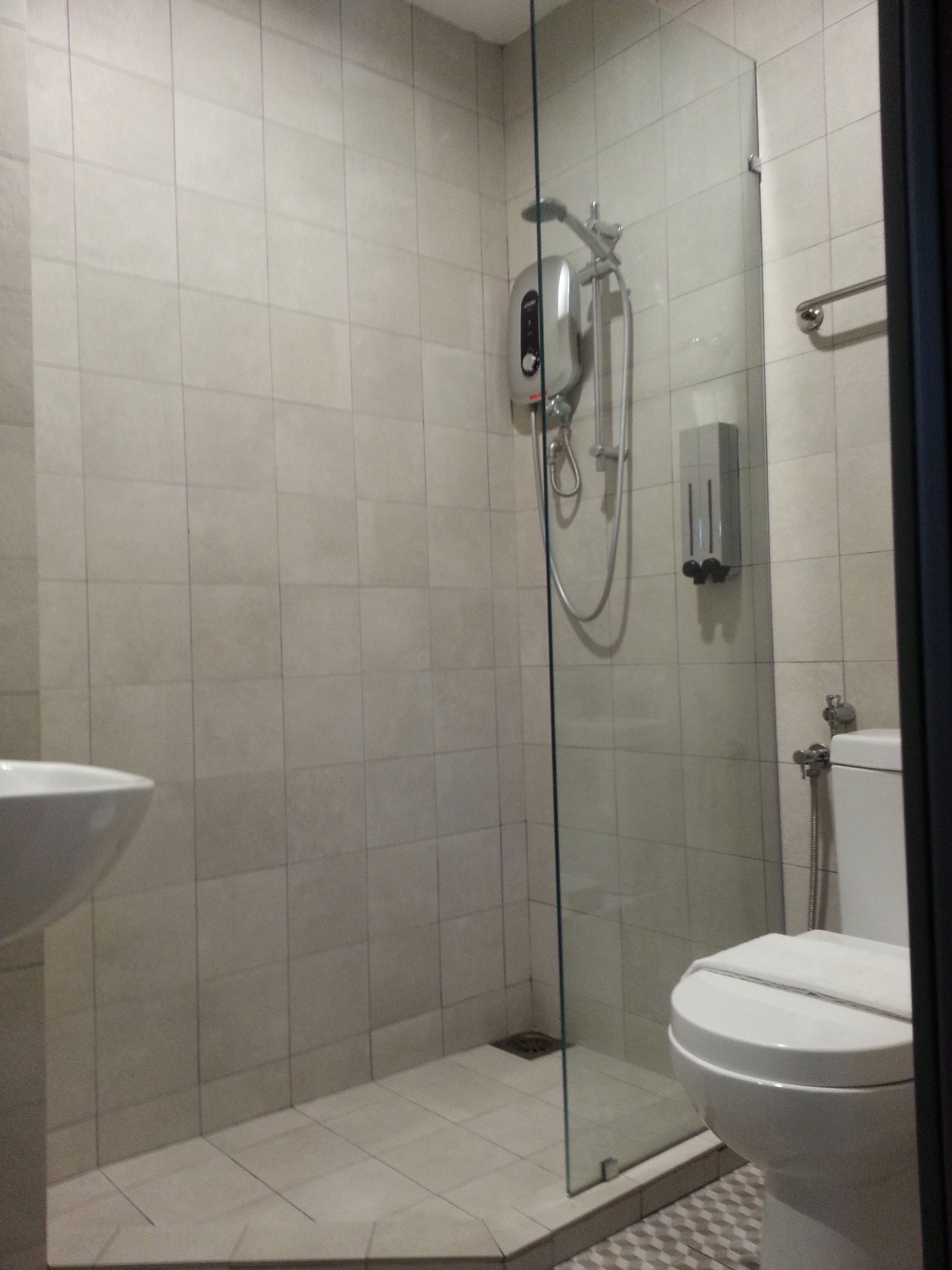 standard twin (bunk bed) with windows | bathroom | shower, hydromassage showerhead, bidet, towels