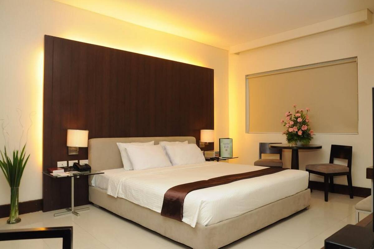 Bộ đồ giường cao cấp, minibar, bàn 