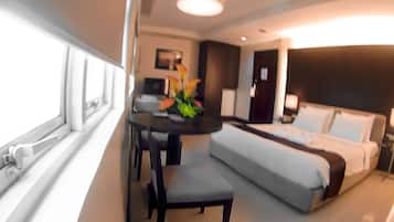 Premium bedding, minibar, desk, free WiFi