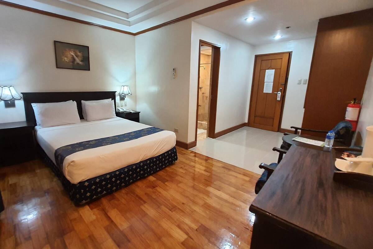 Phòng Deluxe, 1 giường cỡ queen | Bộ đồ giường cao cấp, minibar, bàn 