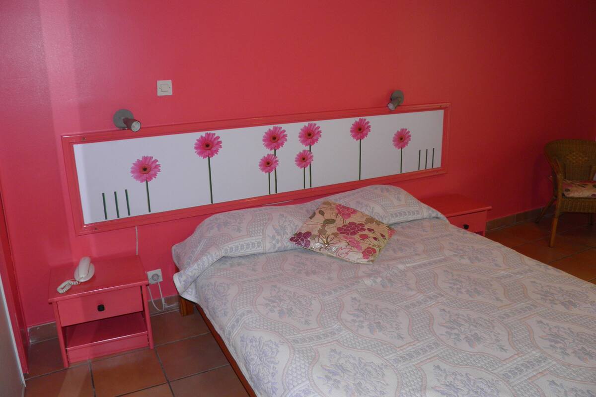 Standard Studio | In-room safe, desk, blackout drapes, iron/ironing board (on request)