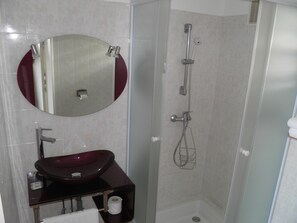 Ducha, artículos de tocador gratuitos, secador de pelo, toallas