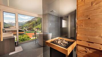 Suite | Badezimmer | Dusche, kostenlose Toilettenartikel, Haartrockner, Bademäntel