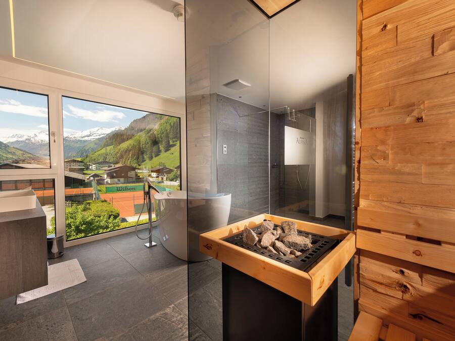 Suite | Bad | Dusj, toalettartikler (inkludert), hårføner og badekåper