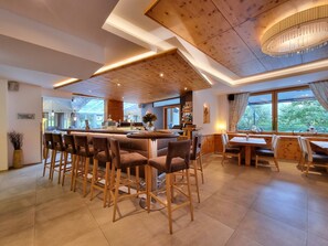 Melayani makan malam