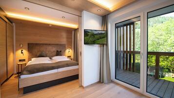 Premium bedding, in-room safe, desk, soundproofing