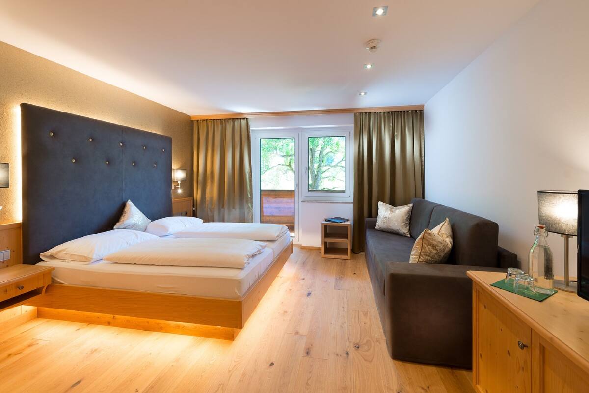 Premium bedding, in-room safe, desk, soundproofing