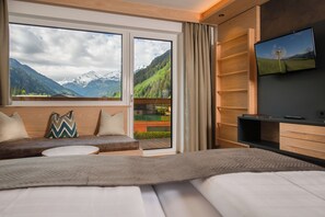 Premium Double Room | Premium bedding, in-room safe, desk, soundproofing - Hotel Alpina (Rauris)