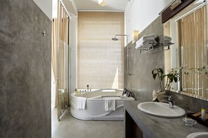 Cape Suite | Bathroom | Free toiletries, hair dryer, bathrobes, slippers - Gartons Cape (Ahangama)