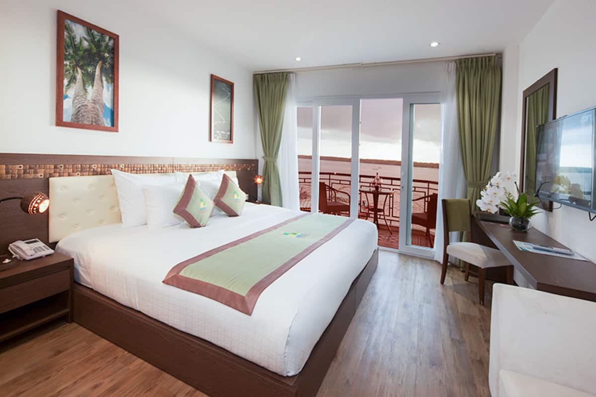 Deluxe Double Room, River View | 1 bedroom, minibar, in-room safe, desk