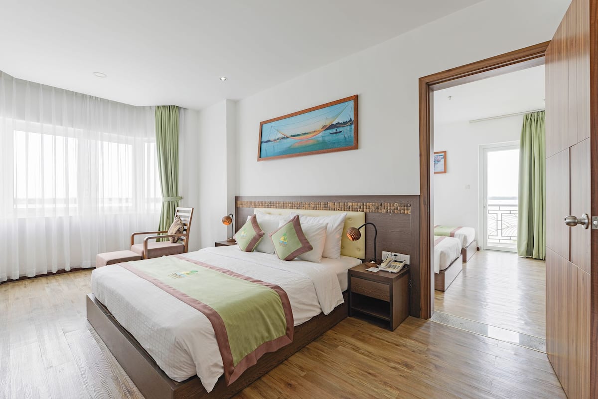 Family Room | 1 bedroom, minibar, in-room safe, desk